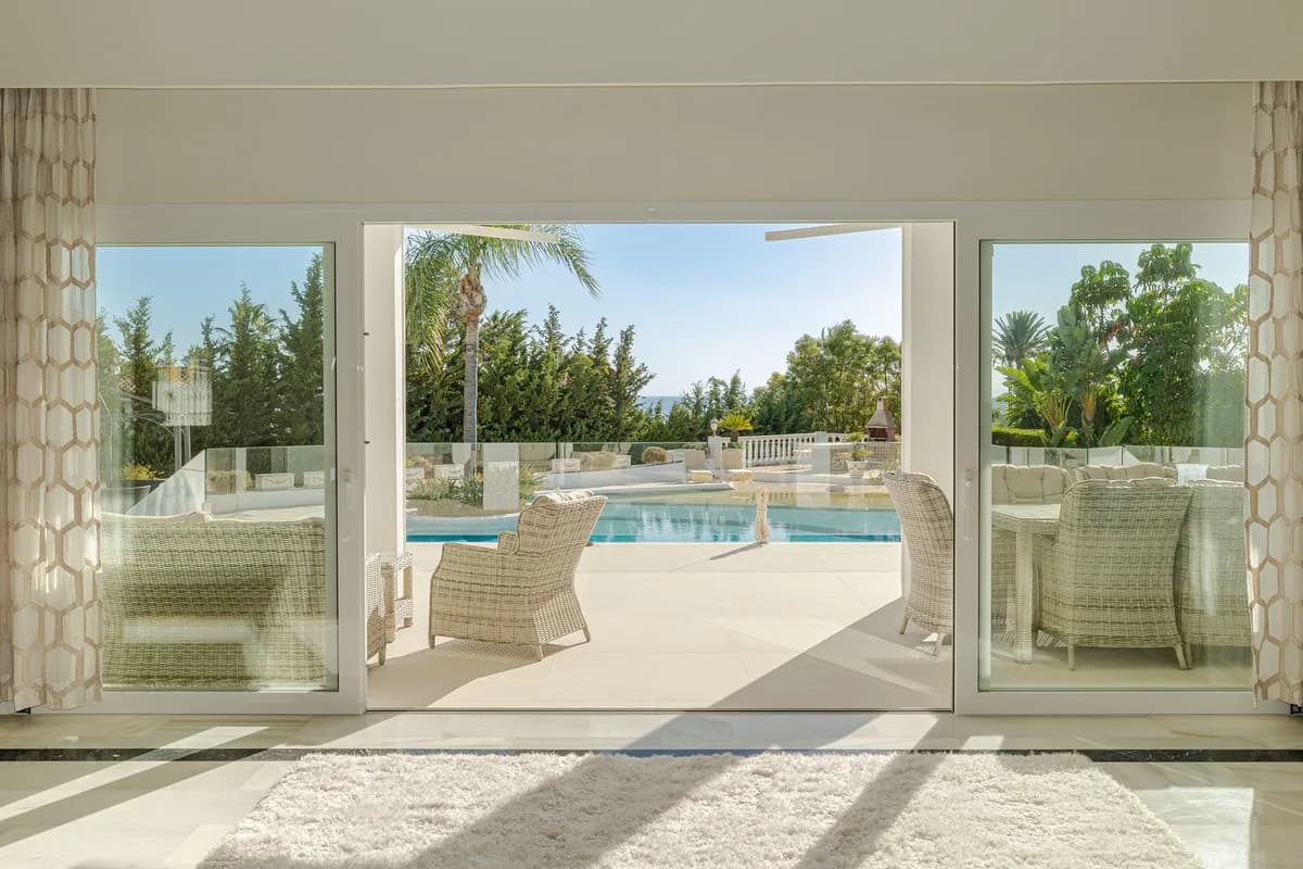 6 Bedroom Detached Villa for Sale in El Paraiso, Málaga - Image 4