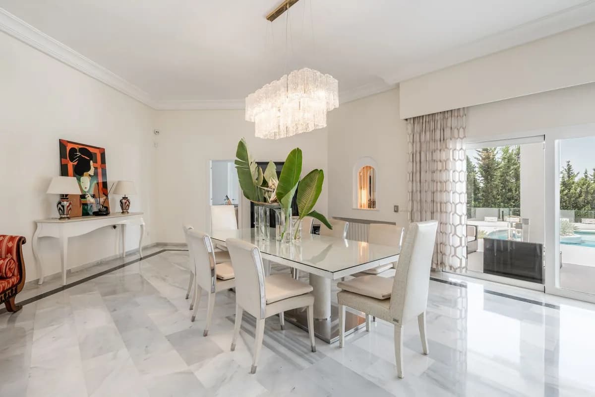 6 Bedroom Detached Villa for Sale in El Paraiso, Málaga - Image 6