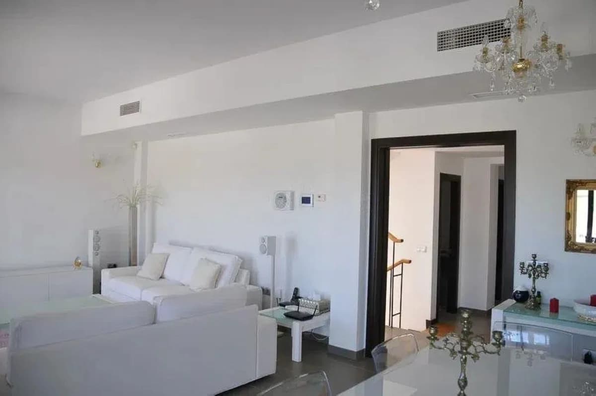 5 Bedroom Semi-Detached House for Sale in Valle Romano, Málaga - Image 6
