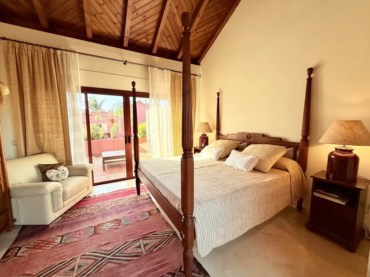 3 Bedroom Middle Floor Apartment for Sale in Estepona, Málaga - Image 9