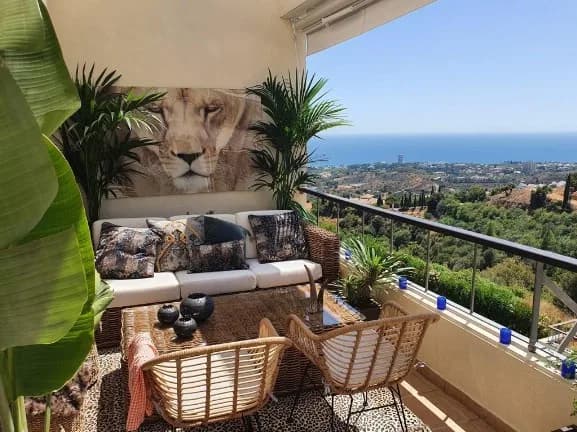 3 Bedroom Middle Floor Apartment for Sale in Los Monteros, Málaga