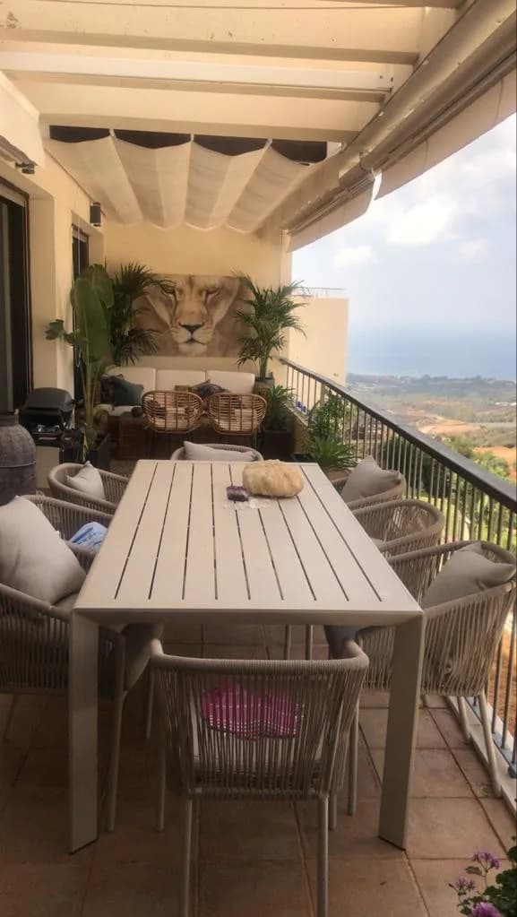 3 Bedroom Middle Floor Apartment for Sale in Los Monteros, Málaga - Image 2