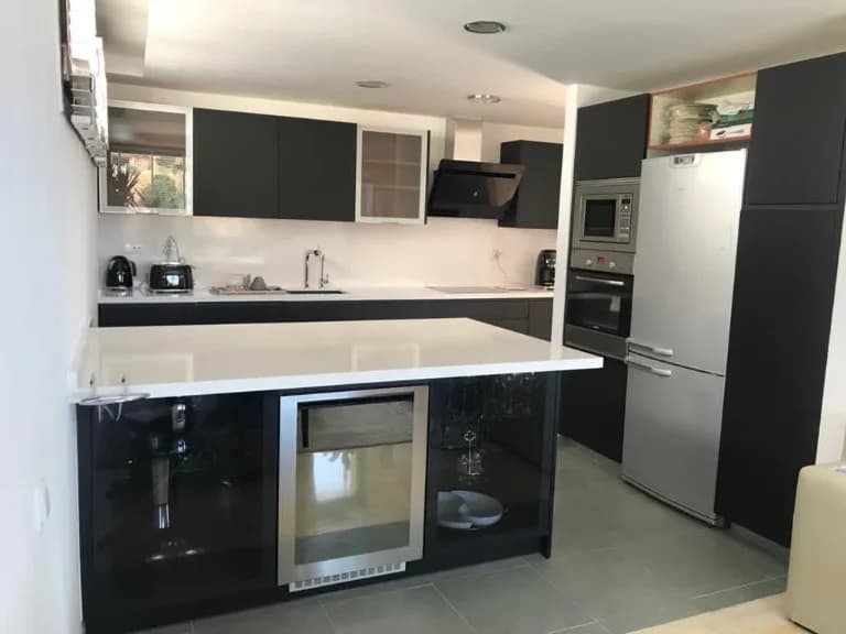 3 Bedroom Middle Floor Apartment for Sale in Los Monteros, Málaga - Image 5
