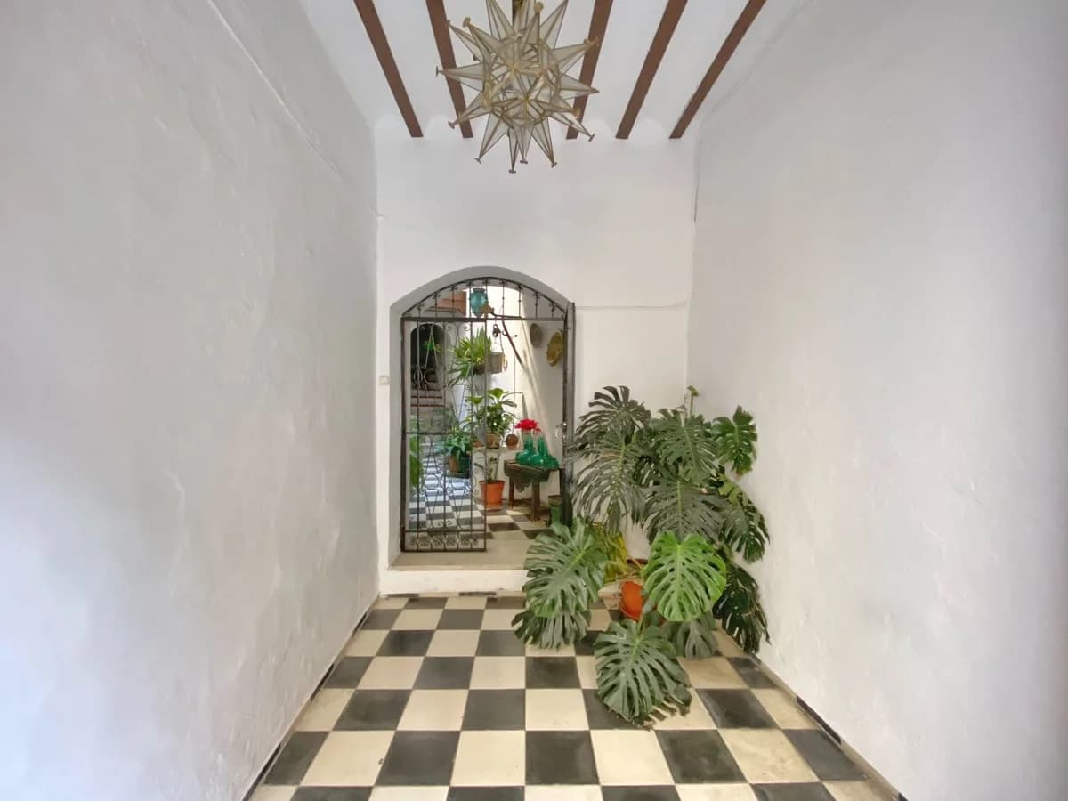 6 Bedroom Top Floor Apartment for Sale in Marbella, Málaga - Image 6