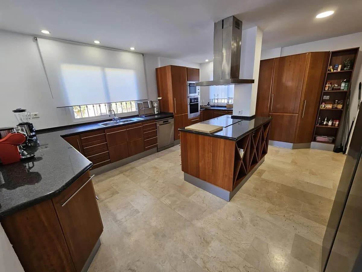 5 Bedroom Detached Villa for Sale in Benalmadena, Málaga - Image 3
