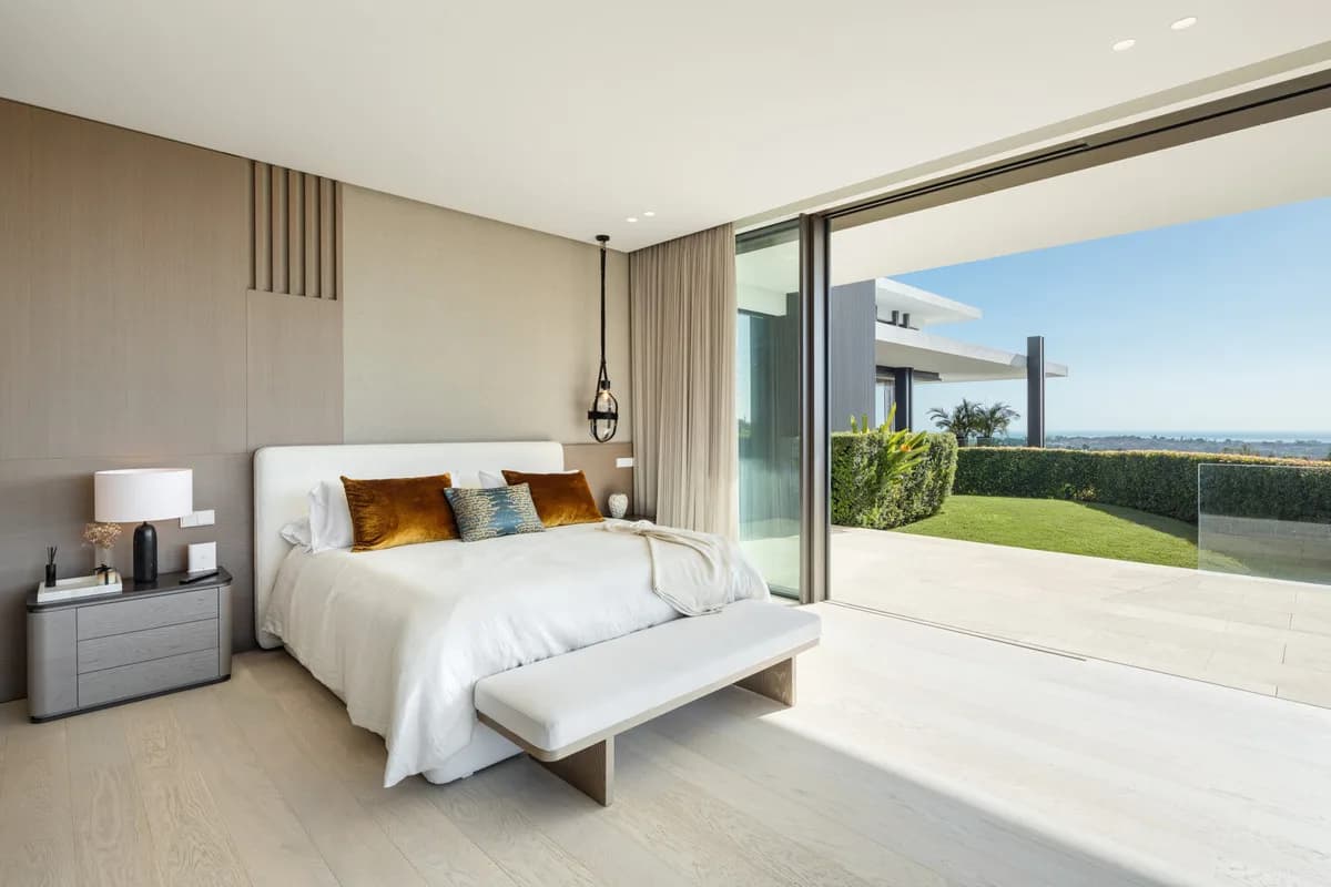 6 Bedroom Detached Villa for Sale in La Quinta, Málaga - Image 4