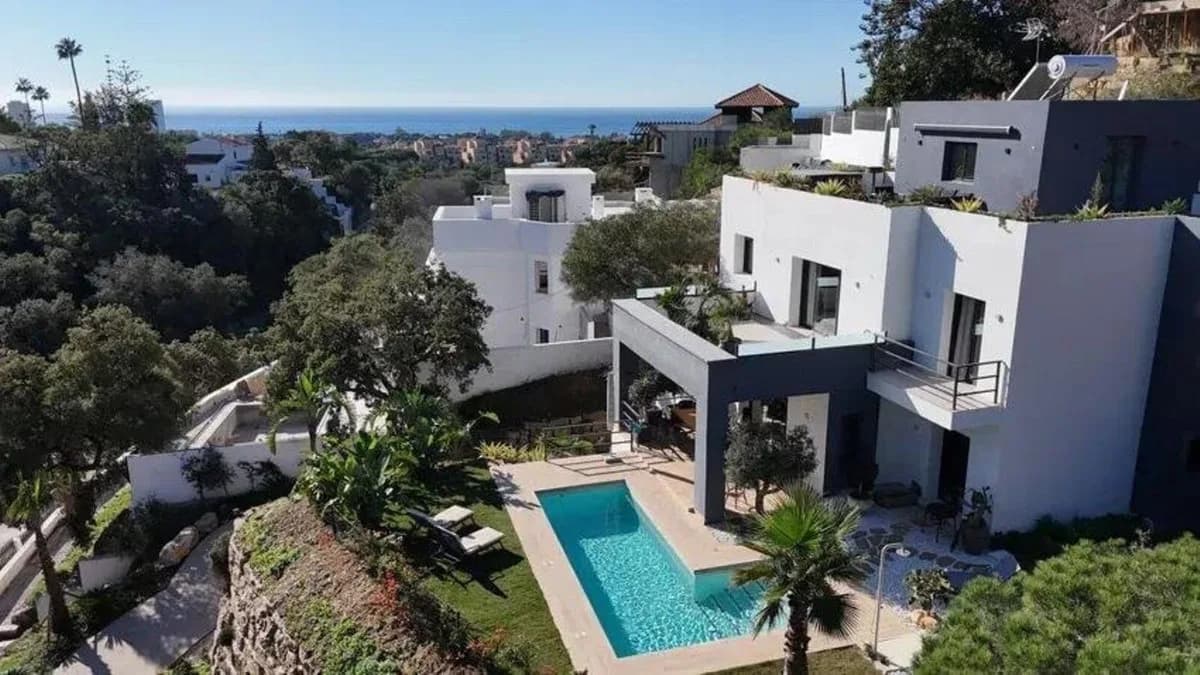 4 Bedroom Detached Villa for Sale in Elviria, Málaga