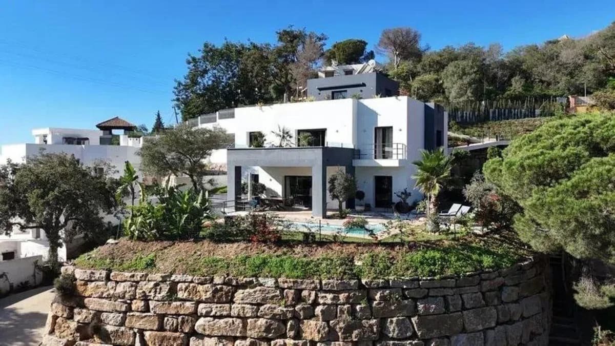 4 Bedroom Detached Villa for Sale in Elviria, Málaga - Image 2