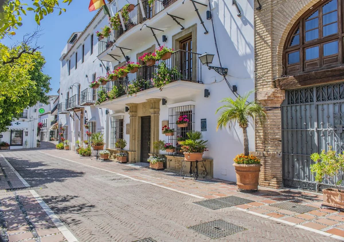 4 Bedroom Middle Floor Apartment for Sale in Marbella, Málaga - Image 2