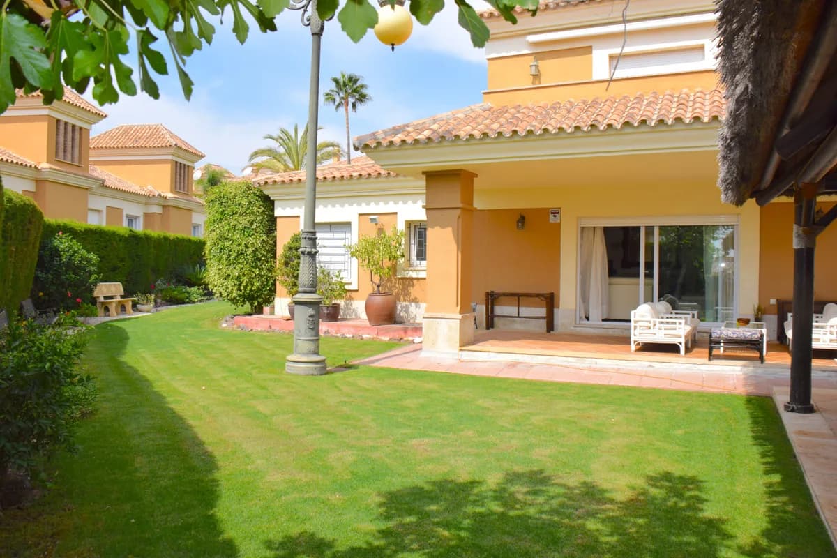 5 Bedroom Semi-Detached House for Sale in Santa Clara, Málaga