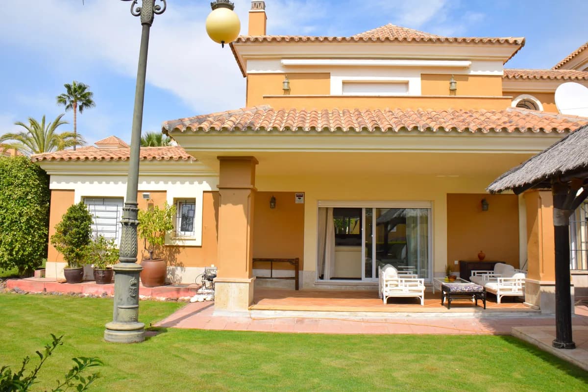 5 Bedroom Semi-Detached House for Sale in Santa Clara, Málaga - Image 2
