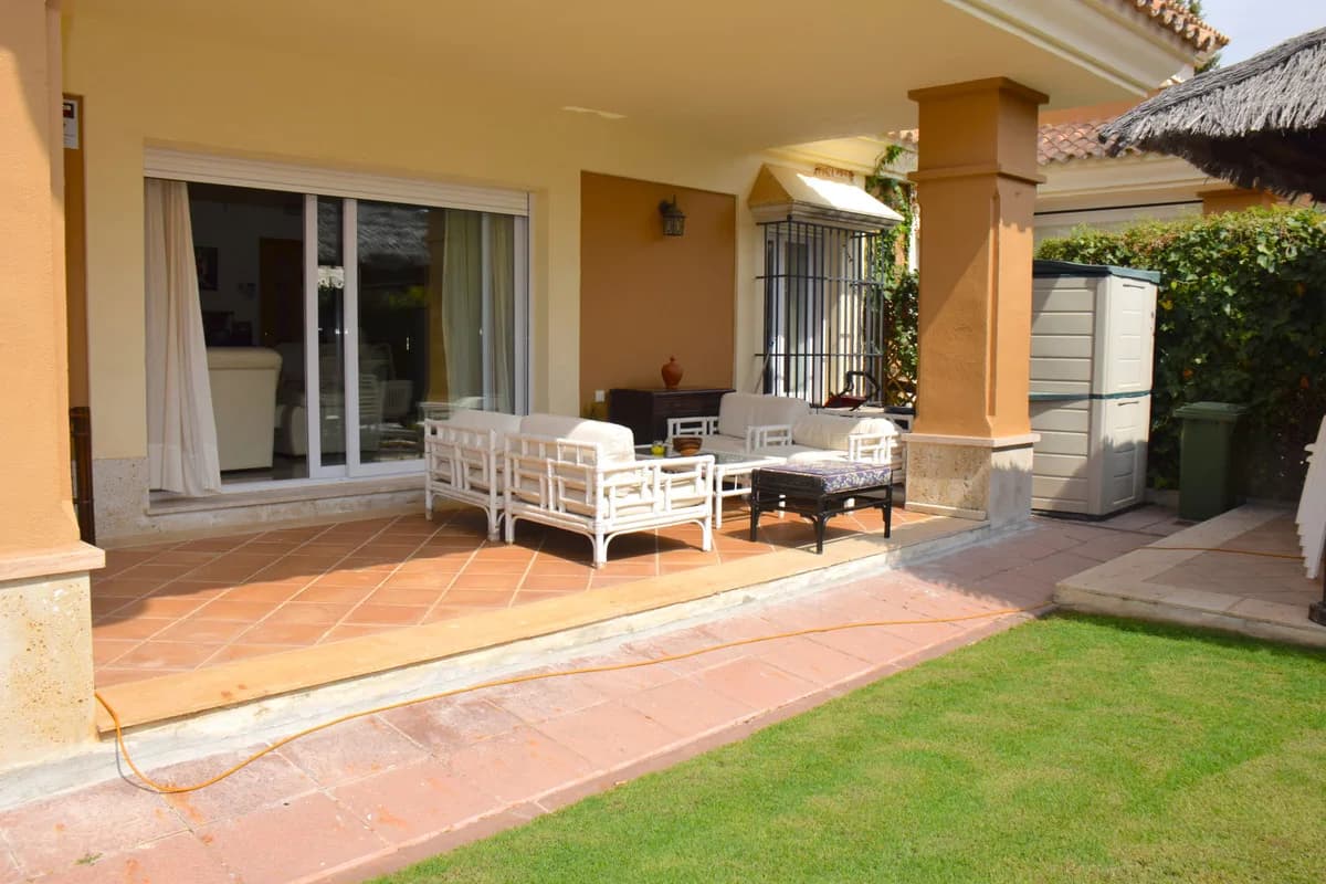 5 Bedroom Semi-Detached House for Sale in Santa Clara, Málaga - Image 4