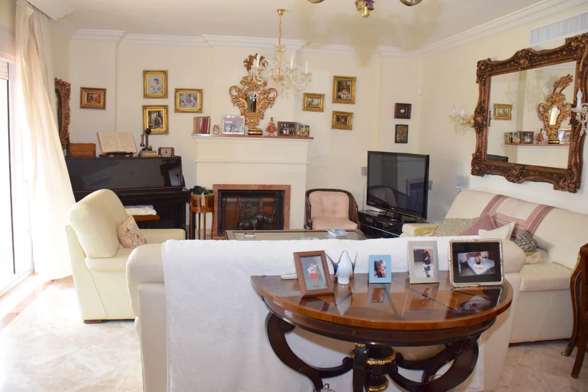 5 Bedroom Semi-Detached House for Sale in Santa Clara, Málaga - Image 7