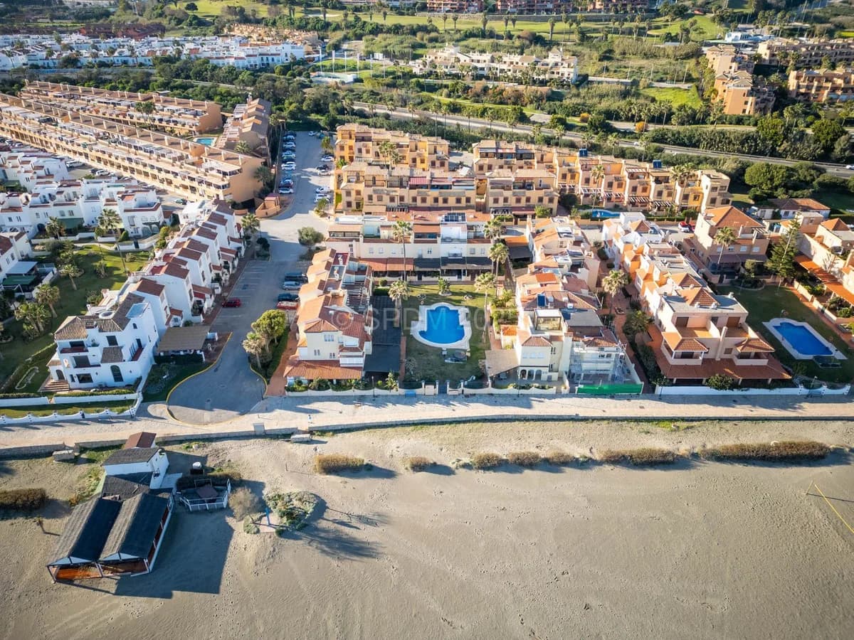 4 Bedroom Semi-Detached House for Sale in Casares Playa, Málaga - Image 2