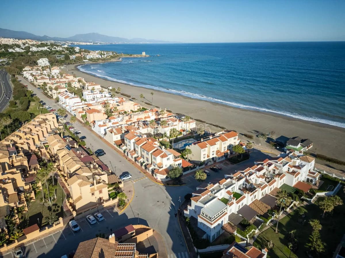 4 Bedroom Semi-Detached House for Sale in Casares Playa, Málaga - Image 8