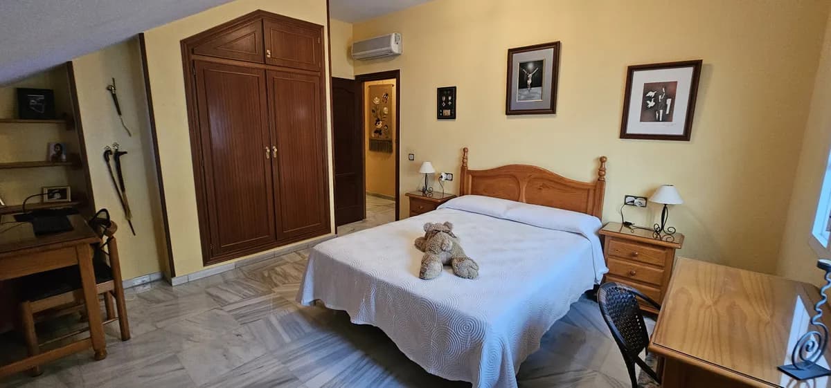 5 Bedroom Duplex for Sale in Fuengirola, Málaga - Image 8