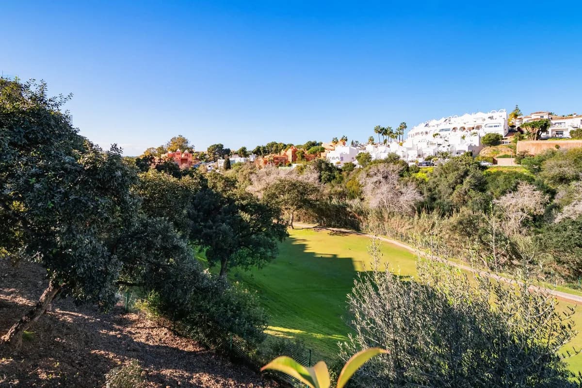 4 Bedroom Middle Floor Apartment for Sale in Cabopino, Málaga - Image 2