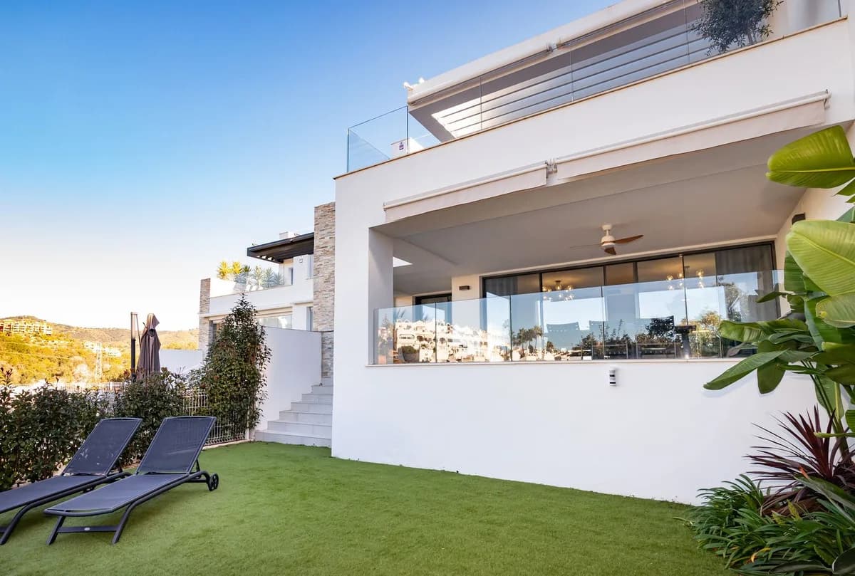 4 Bedroom Middle Floor Apartment for Sale in Cabopino, Málaga - Image 3
