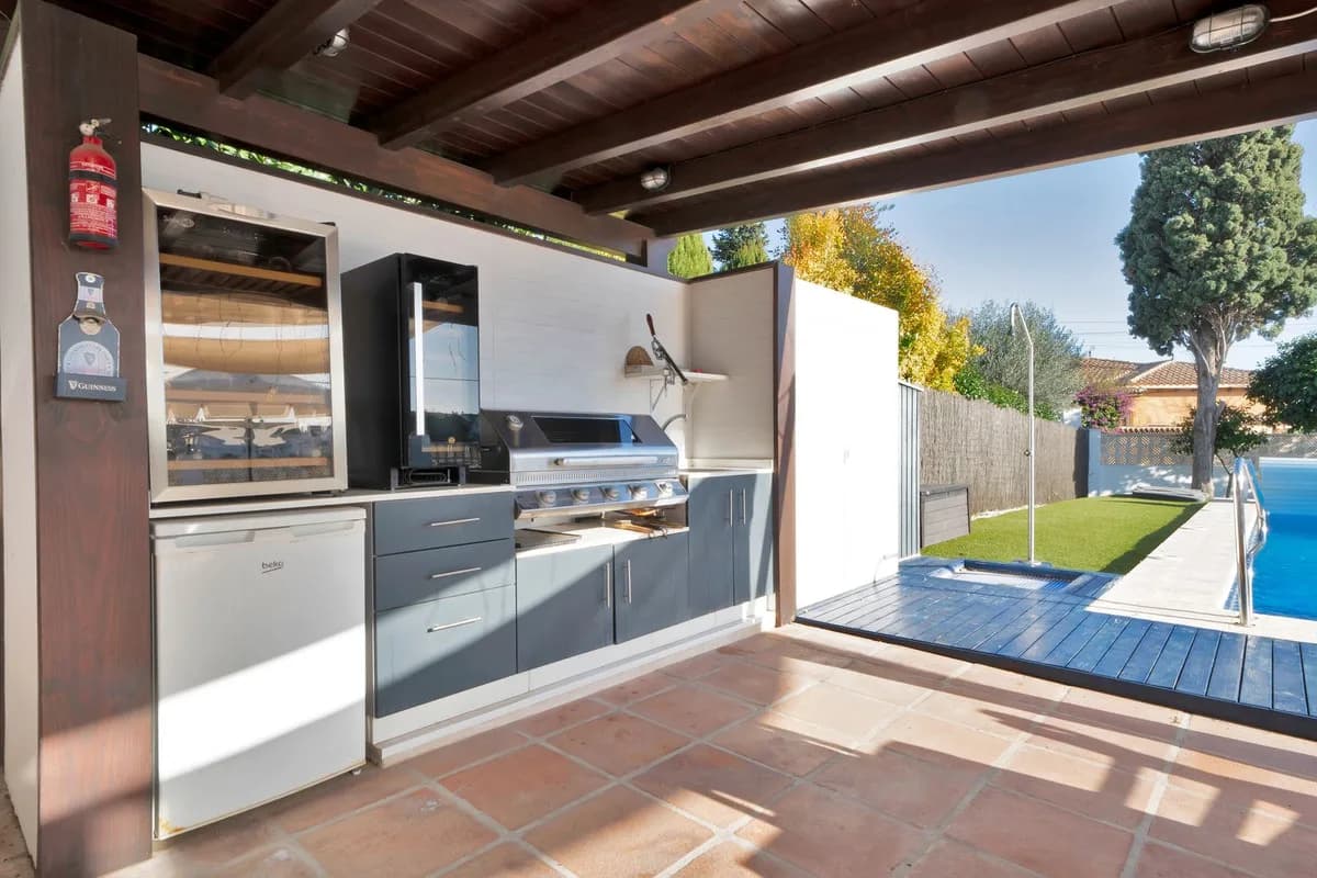 4 Bedroom Detached Villa for Sale in San Pedro de Alcántara, Málaga - Image 6