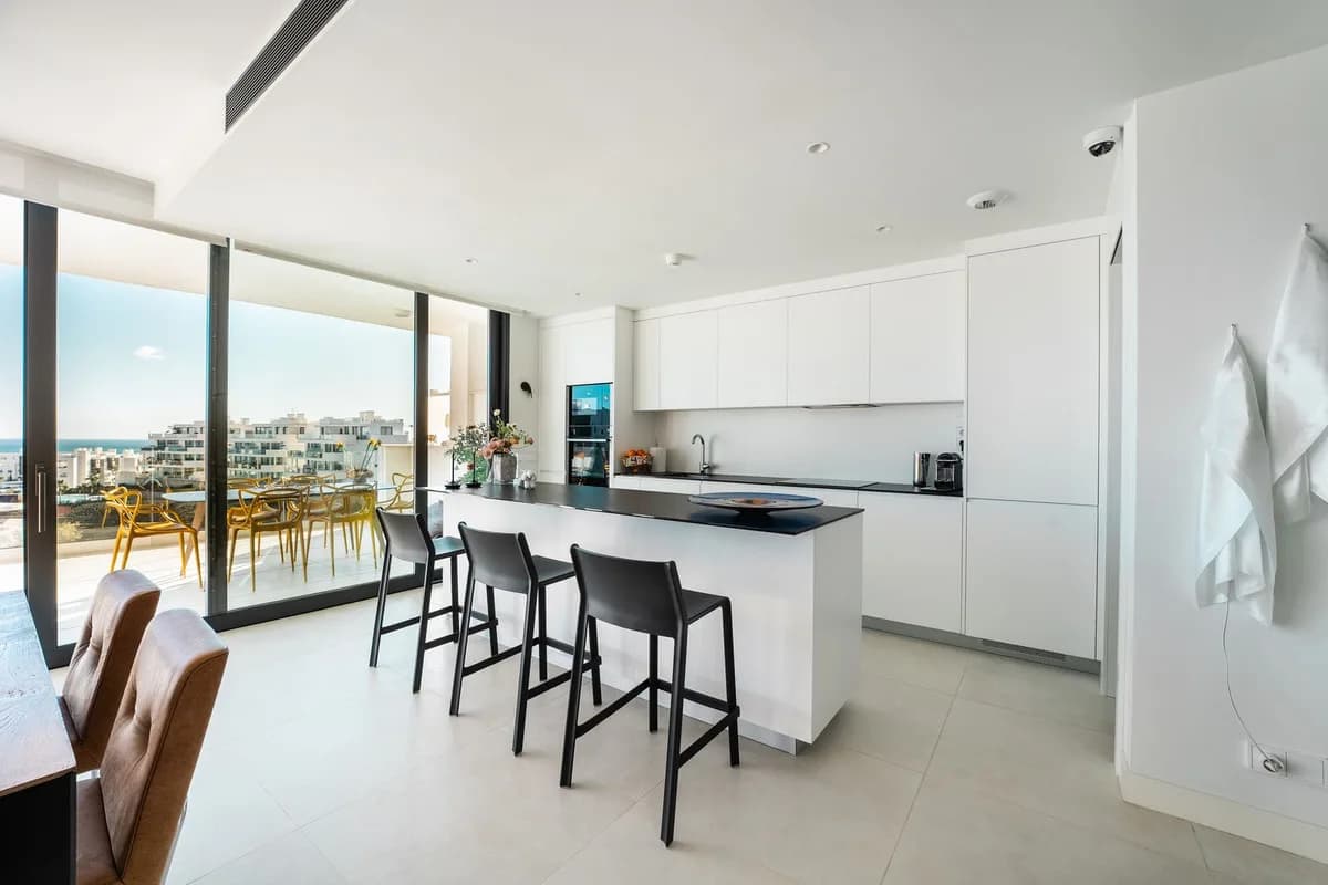 3 Bedroom Middle Floor Apartment for Sale in Fuengirola, Málaga - Image 3