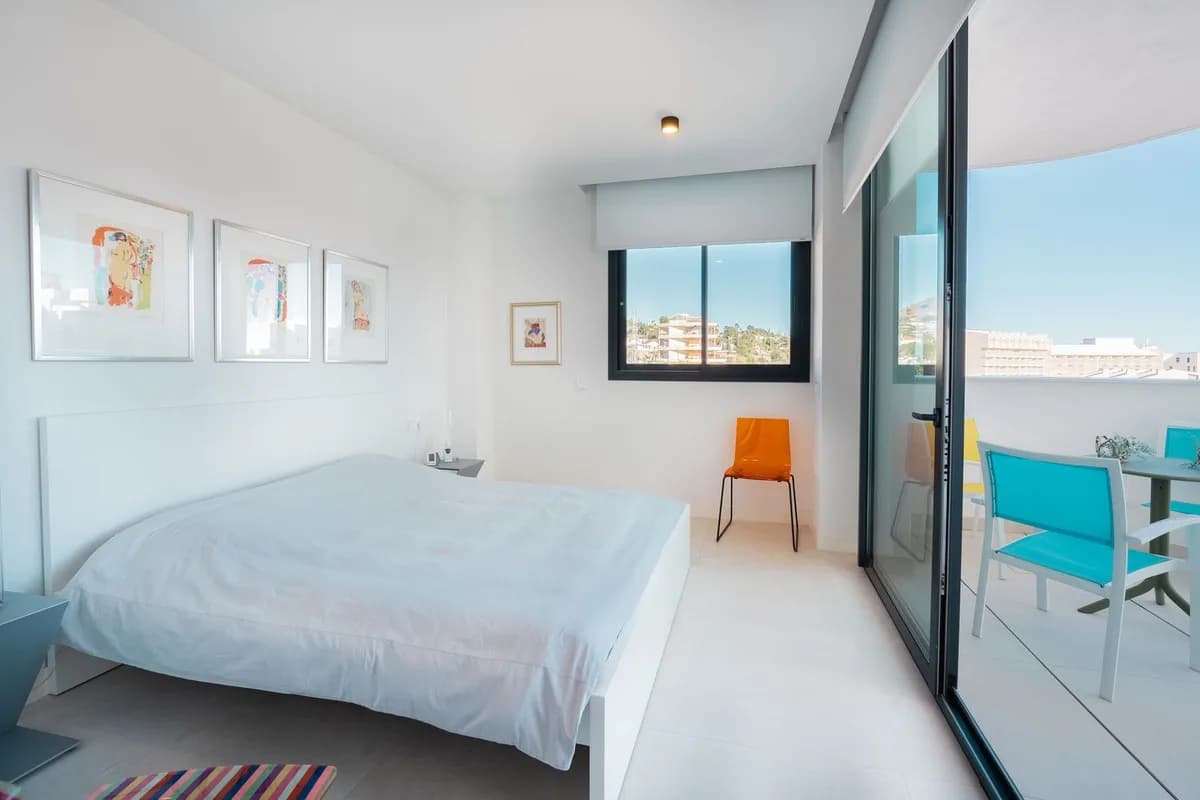 3 Bedroom Middle Floor Apartment for Sale in Fuengirola, Málaga - Image 7