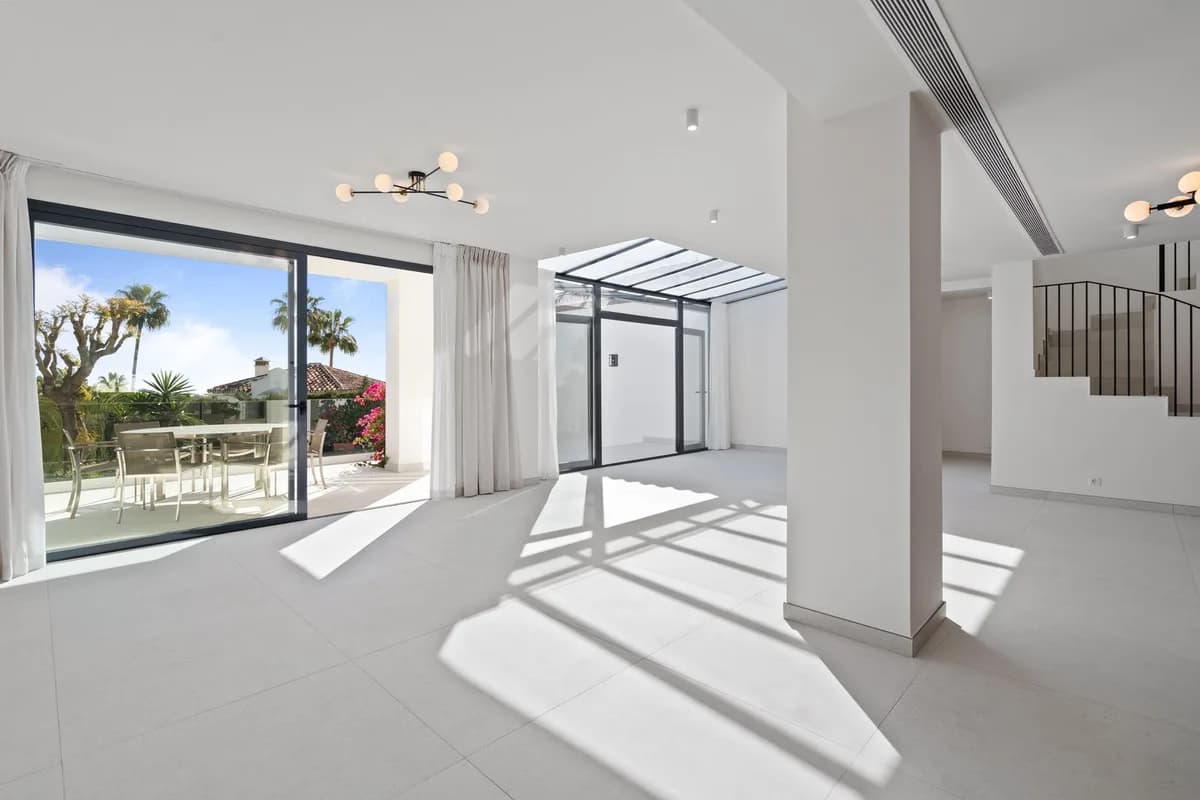 4 Bedroom Detached Villa for Sale in Elviria, Málaga - Image 6