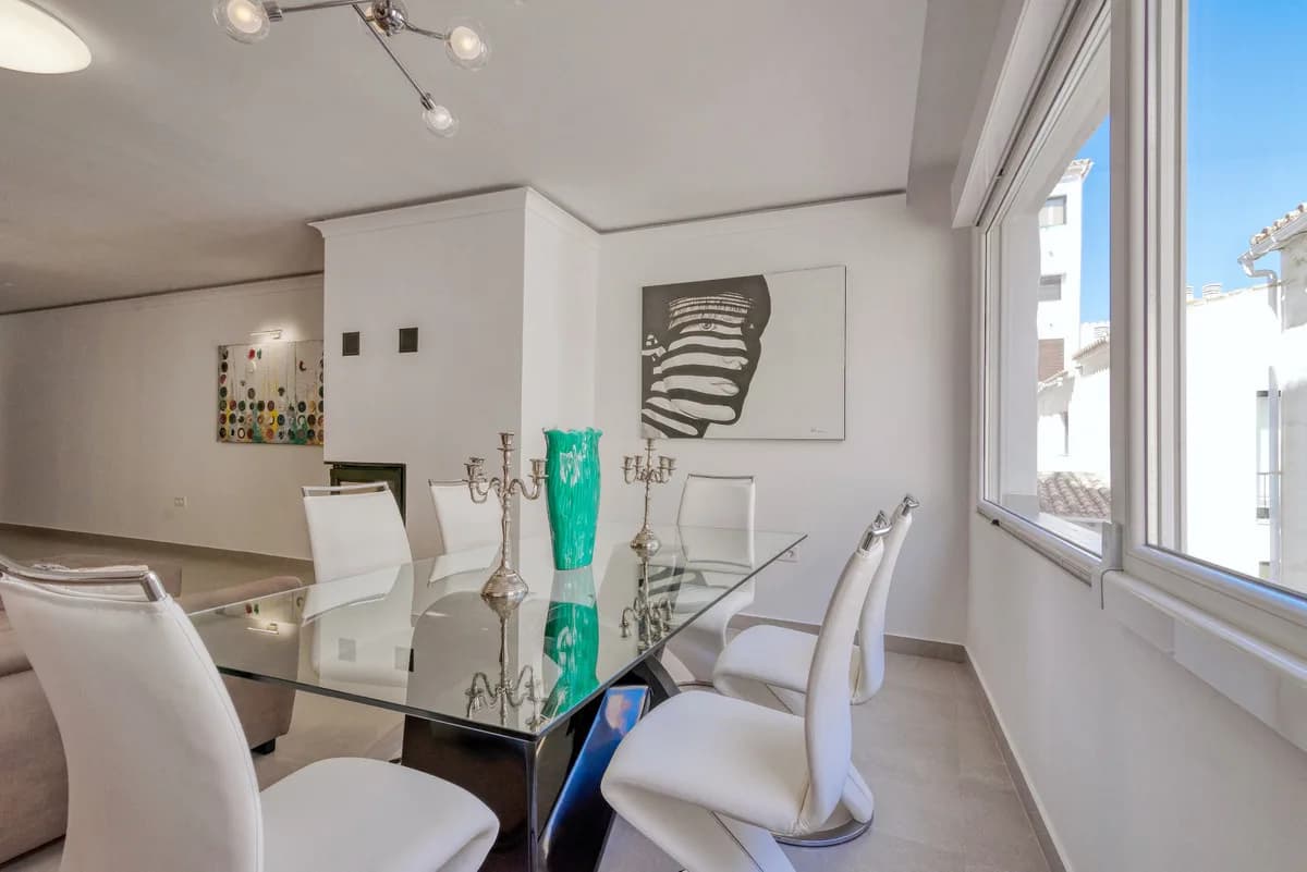 3 Bedroom Middle Floor Apartment for Sale in Puerto Banús, Málaga - Image 2