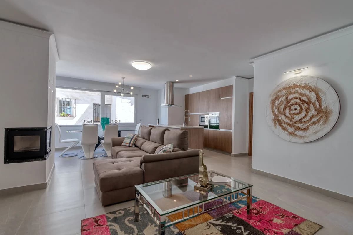 3 Bedroom Middle Floor Apartment for Sale in Puerto Banús, Málaga - Image 3