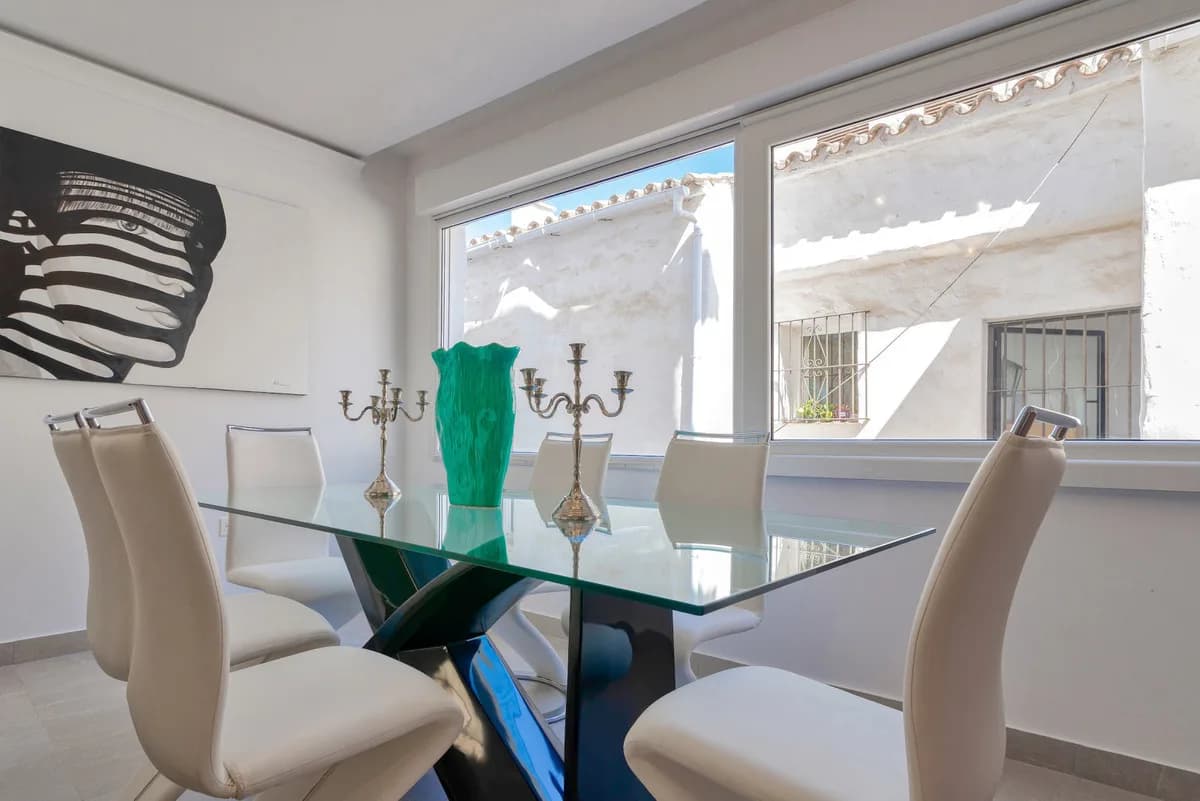 3 Bedroom Middle Floor Apartment for Sale in Puerto Banús, Málaga - Image 4