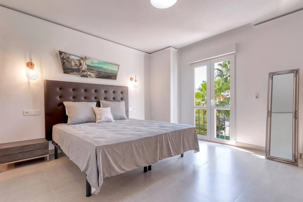 3 Bedroom Middle Floor Apartment for Sale in Puerto Banús, Málaga - Image 6