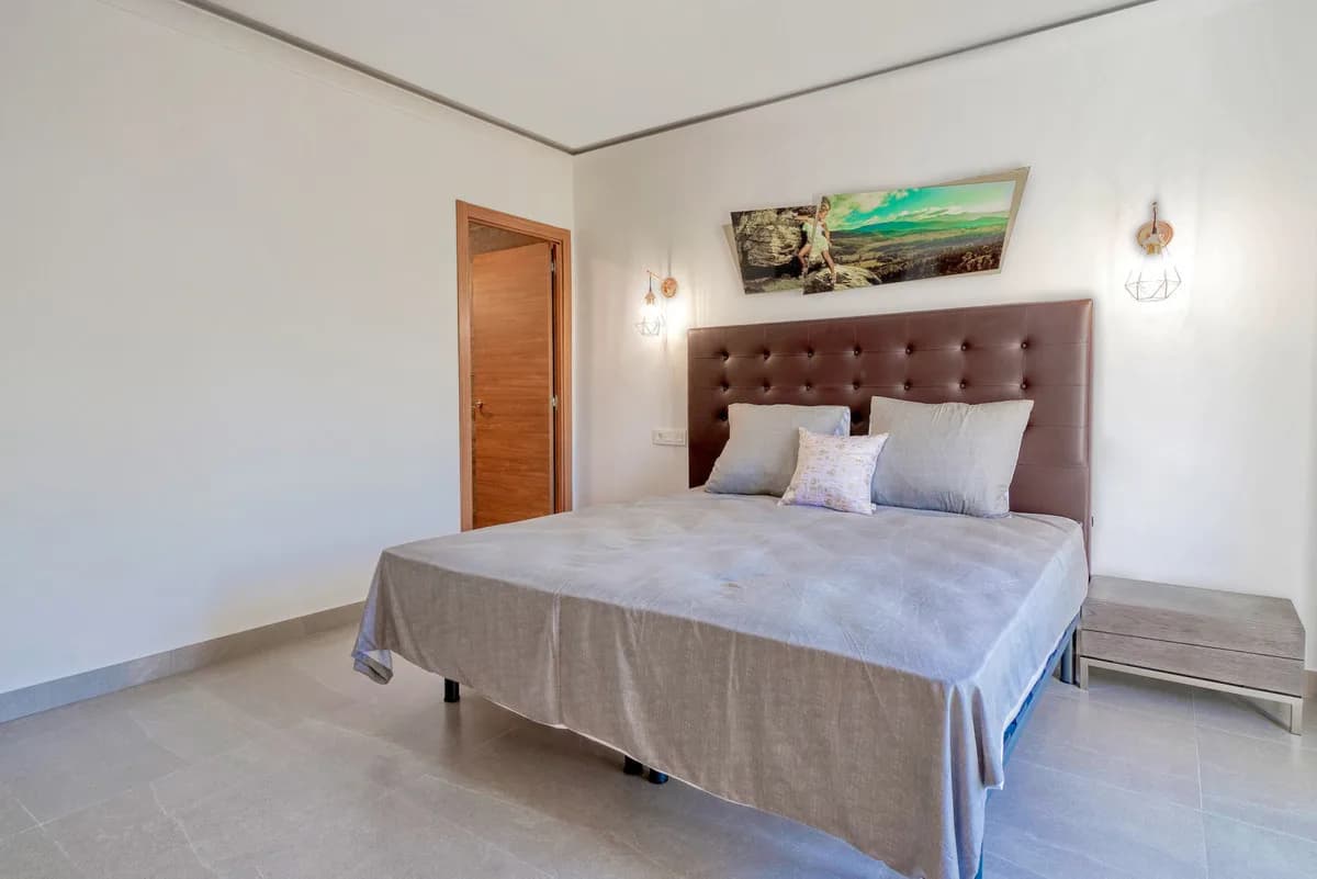 3 Bedroom Middle Floor Apartment for Sale in Puerto Banús, Málaga - Image 7