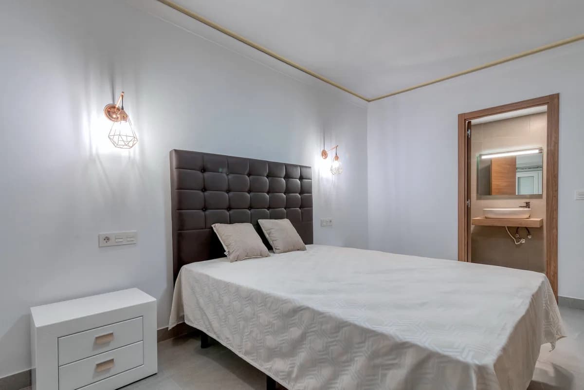 3 Bedroom Middle Floor Apartment for Sale in Puerto Banús, Málaga - Image 9