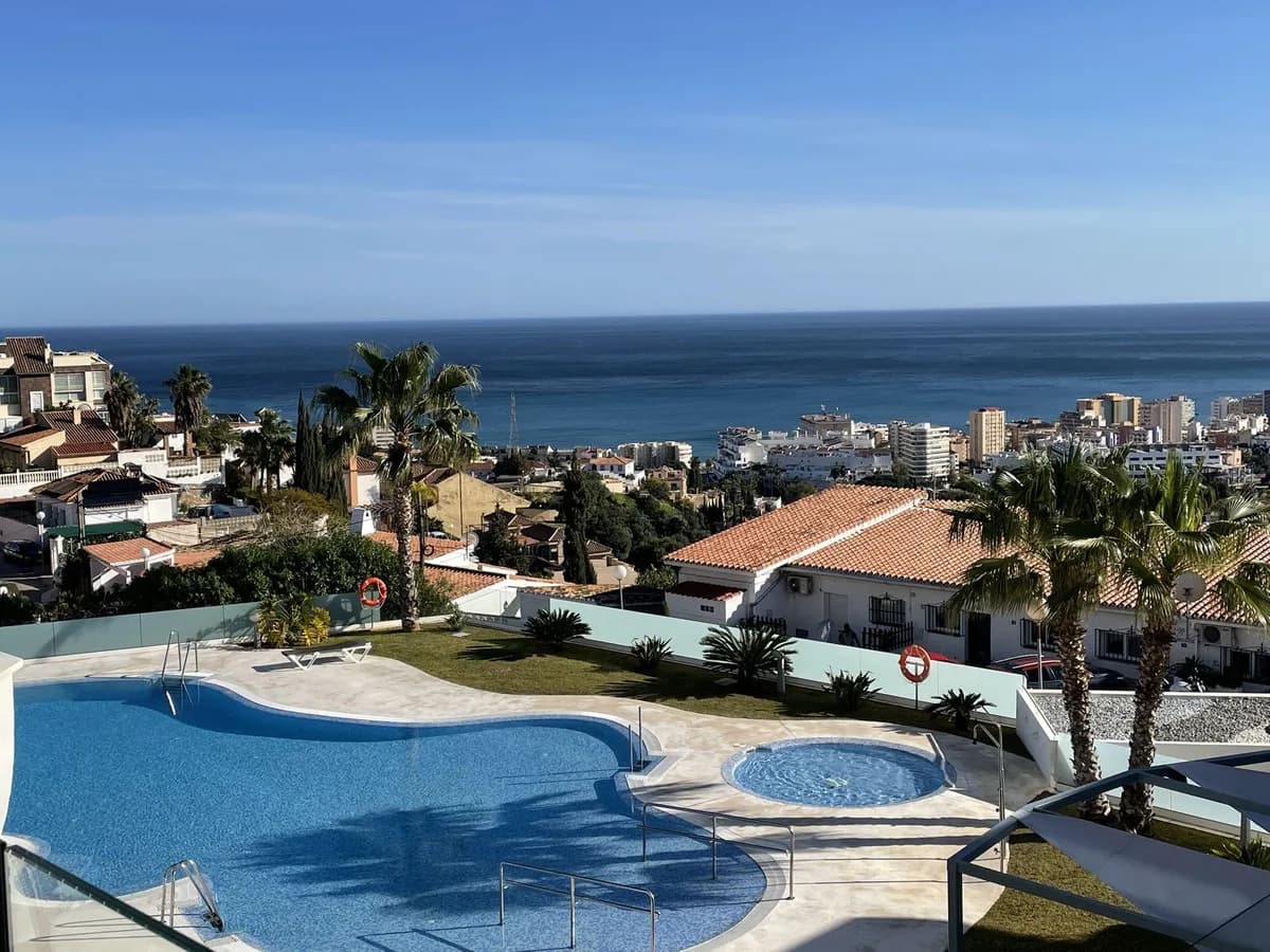 2 Bedroom Middle Floor Apartment for Sale in Torreblanca, Málaga - Image 2