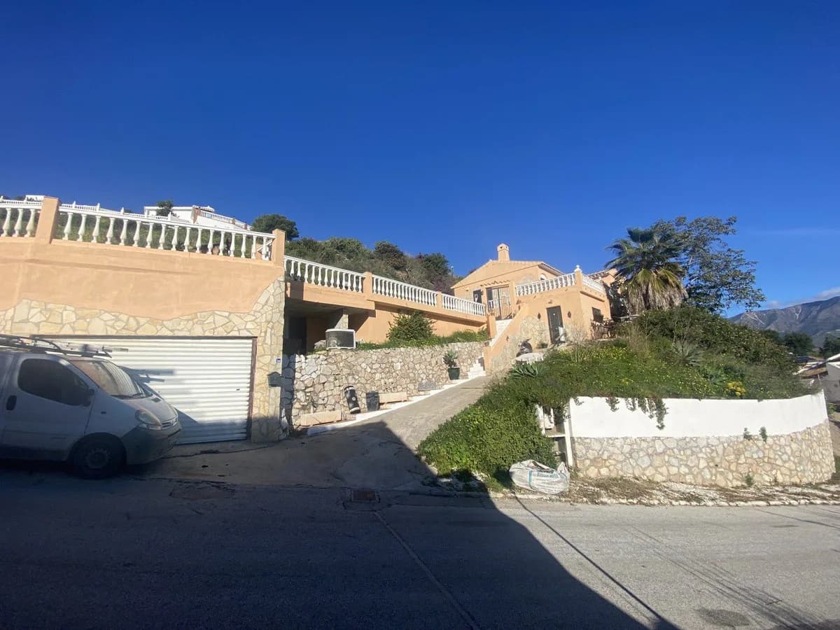6 Bedroom Detached Villa for Sale in Mijas Costa, Málaga - Image 3
