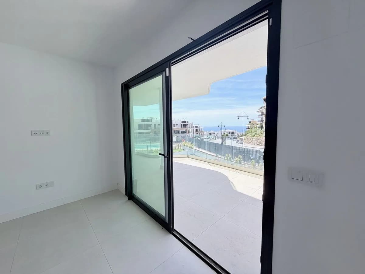 2 Bedroom Middle Floor Apartment for Sale in Fuengirola, Málaga - Image 7