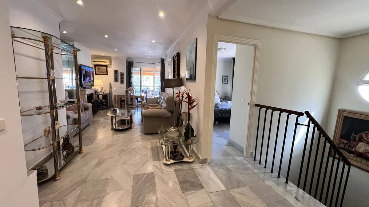 3 Bedroom Duplex for Sale in Nueva Andalucía, Málaga - Image 4