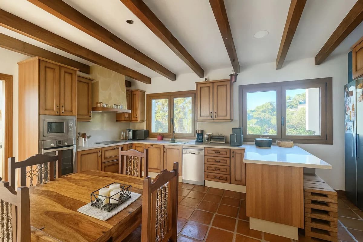 4 Bedroom Detached Villa for Sale in Istán, Málaga - Image 8