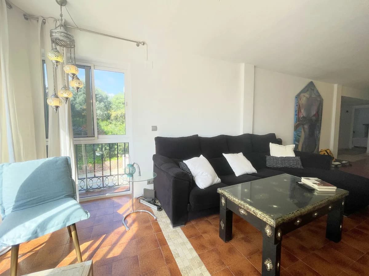 2 Bedroom Middle Floor Apartment for Sale in La Duquesa, Málaga - Image 2