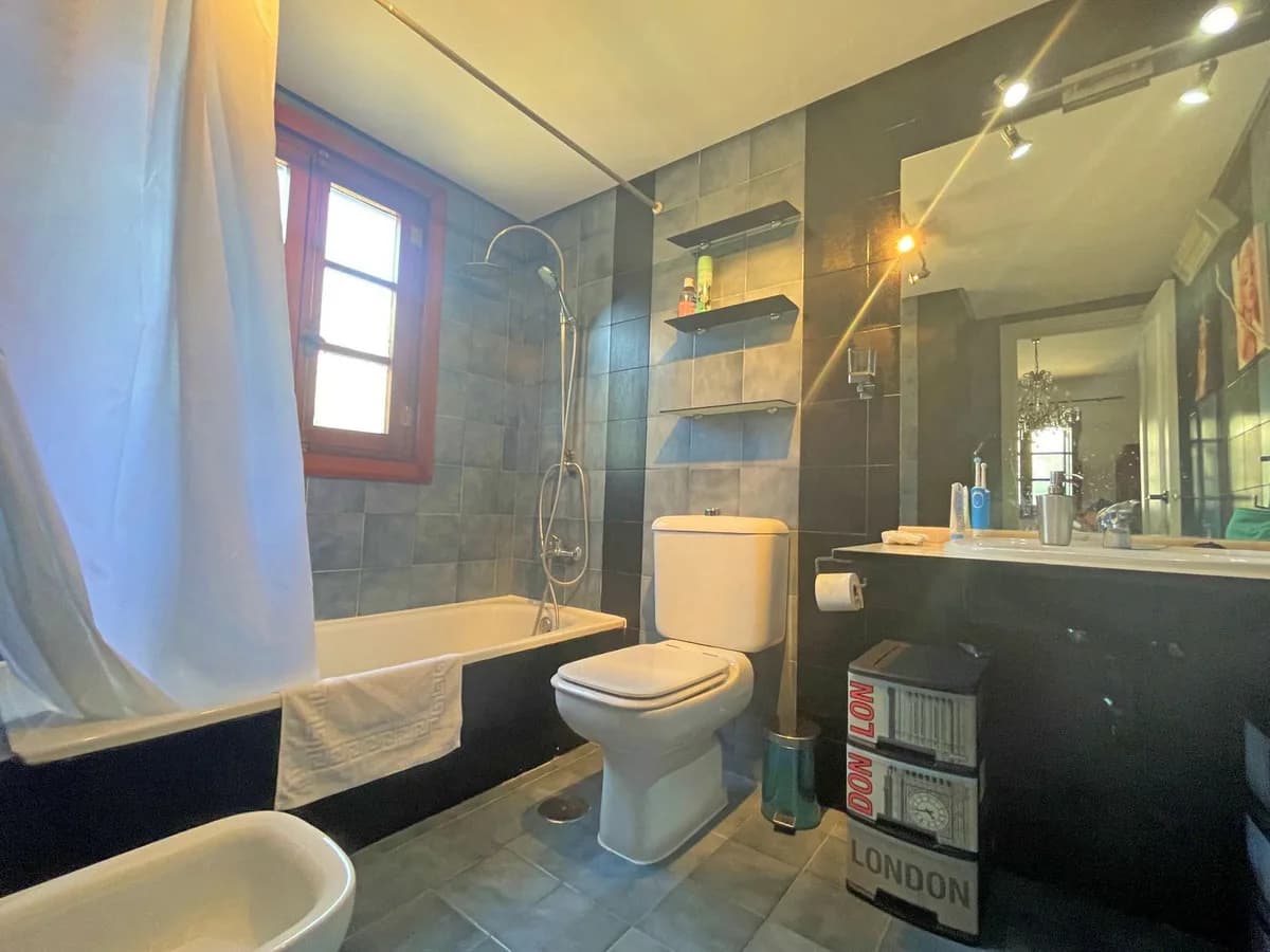 2 Bedroom Middle Floor Apartment for Sale in La Duquesa, Málaga - Image 6