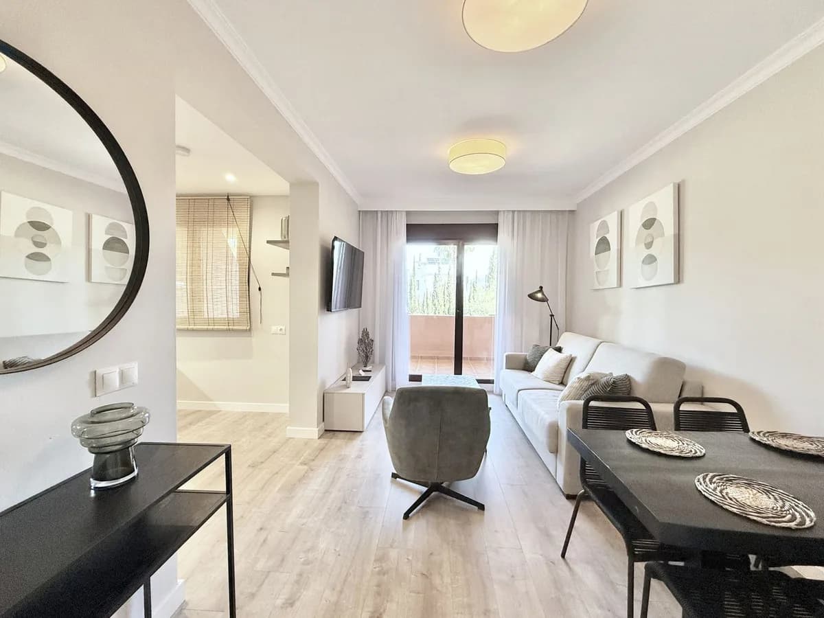 1 Bedroom Ground Floor Apartment for Sale in Benahavís, Málaga - Image 4