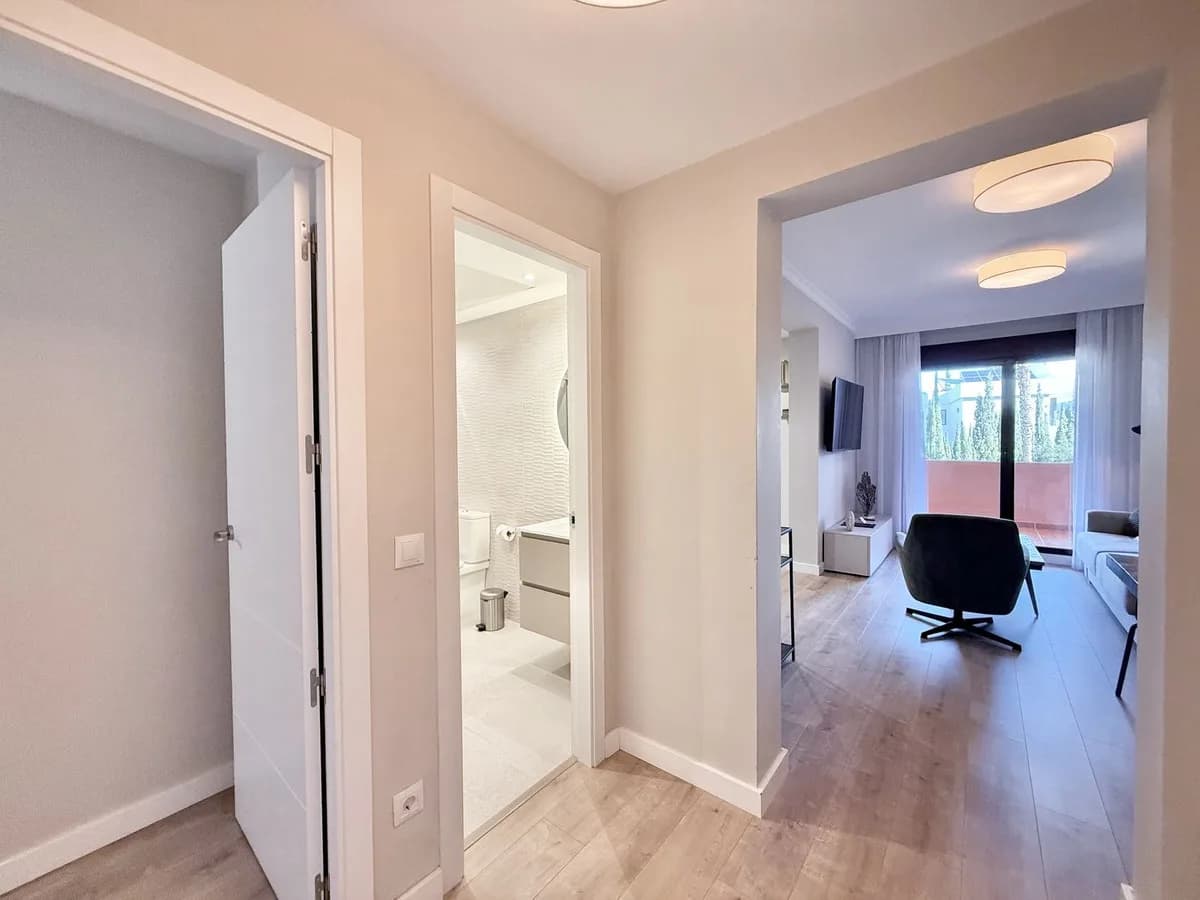 1 Bedroom Ground Floor Apartment for Sale in Benahavís, Málaga - Image 5