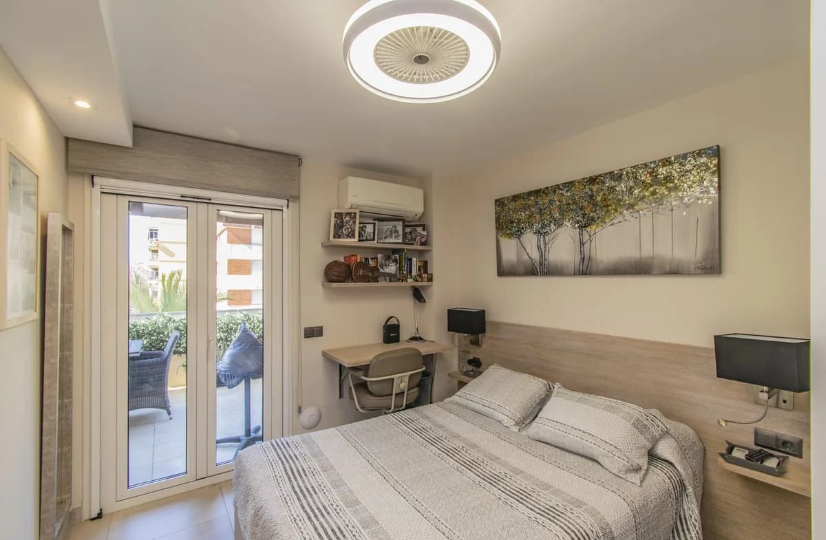 3 Bedroom Middle Floor Apartment for Sale in Marbella, Málaga - Image 3