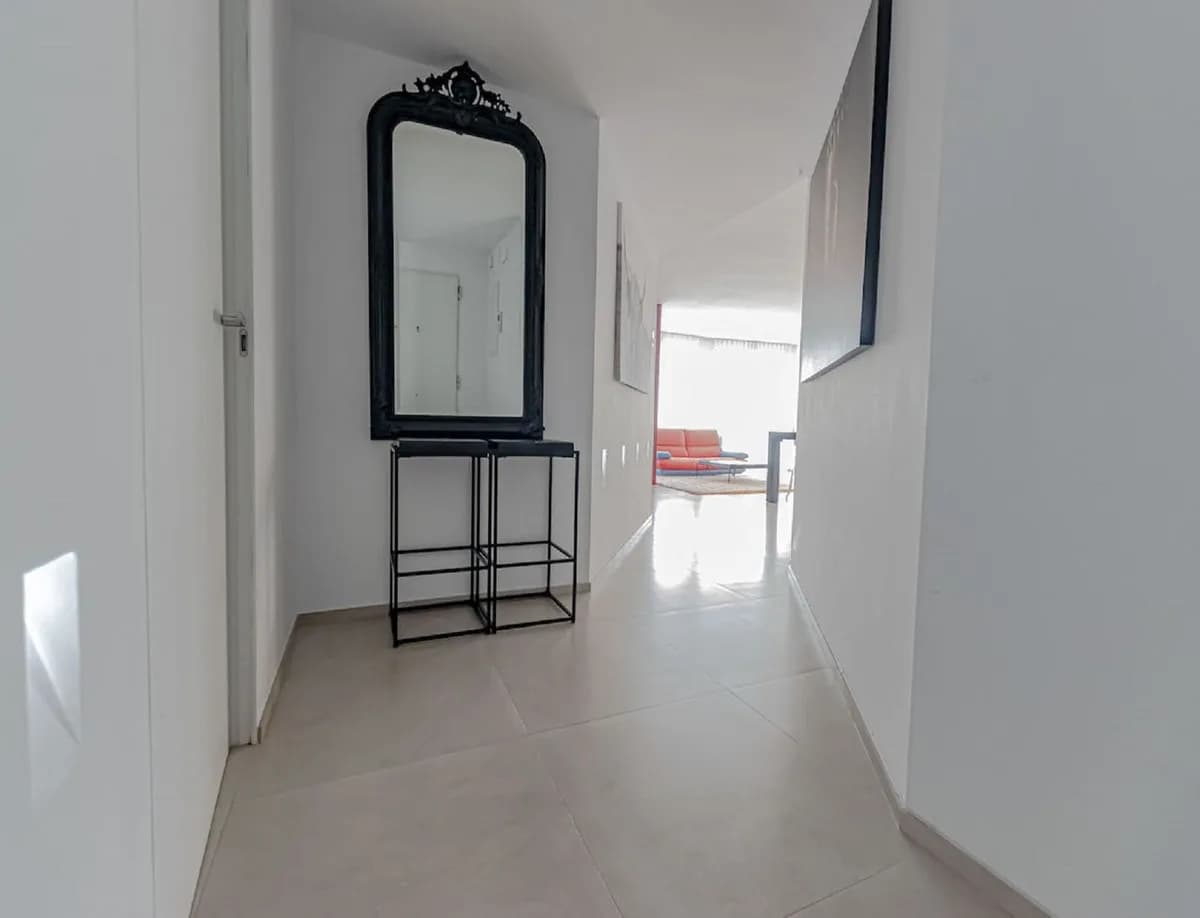 2 Bedroom Middle Floor Apartment for Sale in Puerto Banús, Málaga - Image 7