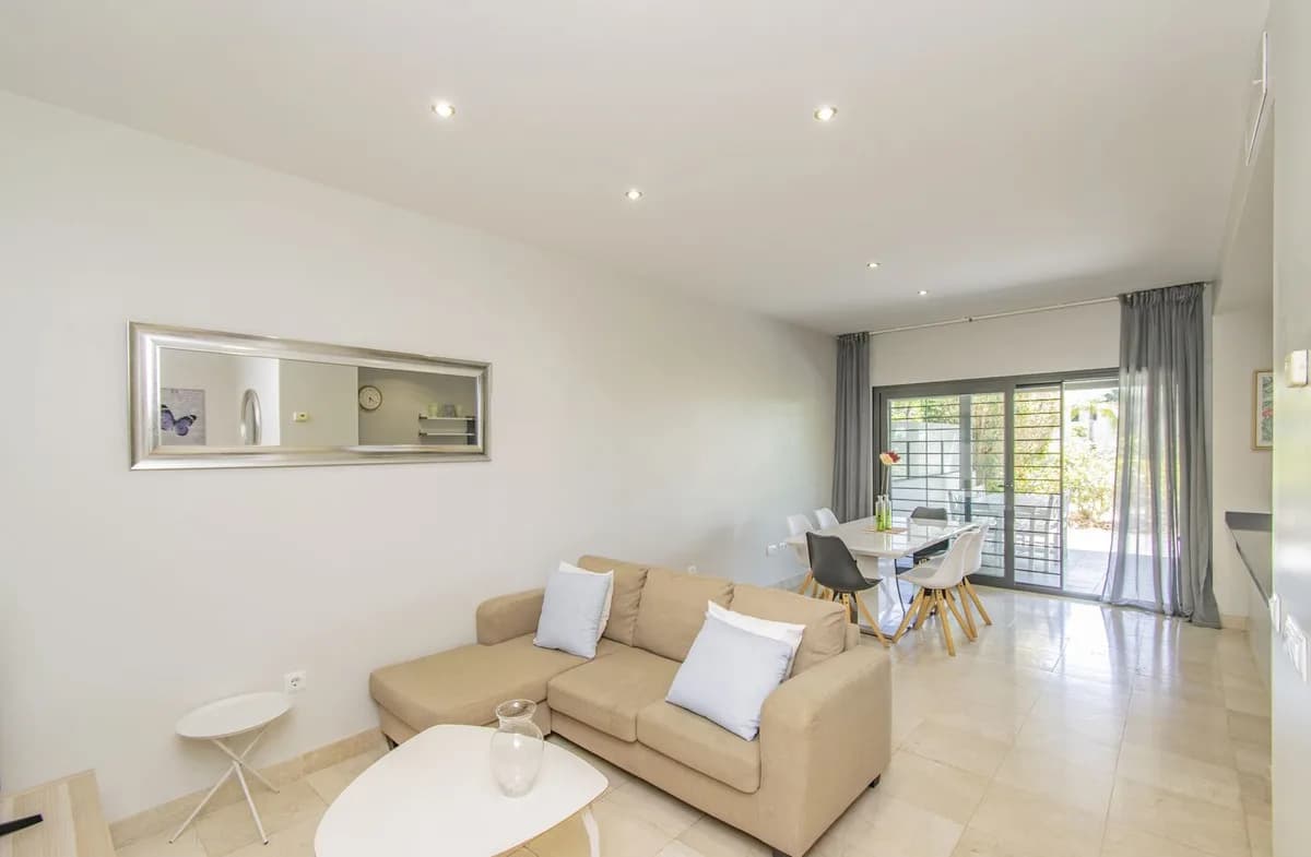 2 Bedroom Ground Floor Apartment for Sale in Los Flamingos, Málaga - Image 2