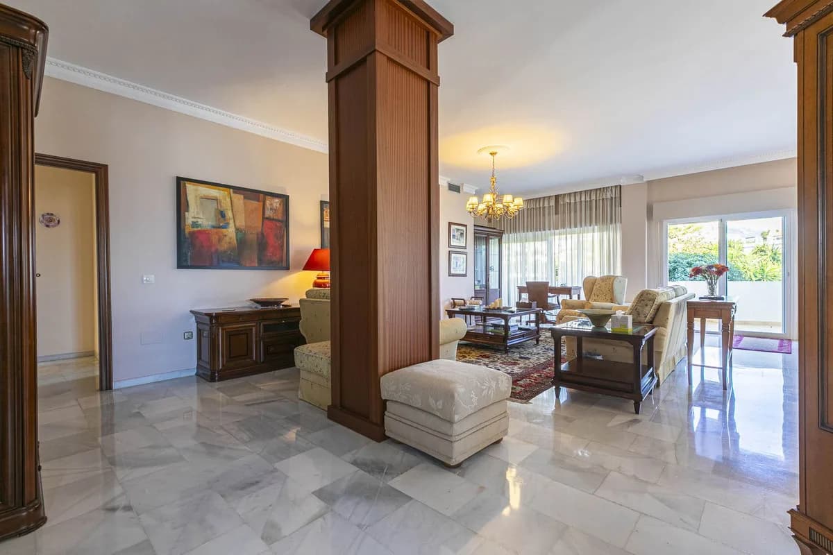 3 Bedroom Middle Floor Apartment for Sale in Nueva Andalucía, Málaga - Image 2