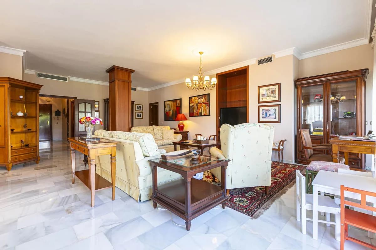 3 Bedroom Middle Floor Apartment for Sale in Nueva Andalucía, Málaga - Image 5