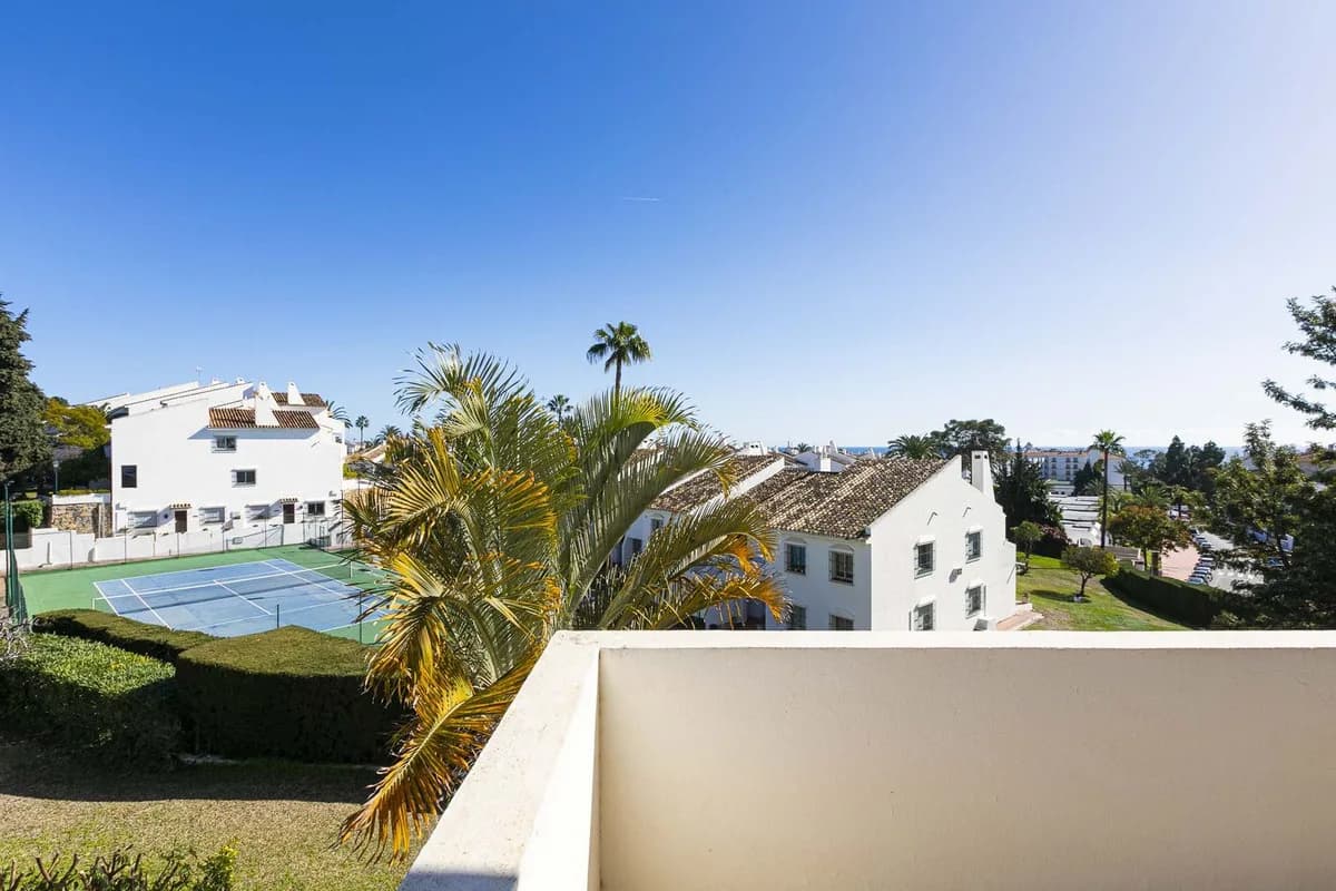 3 Bedroom Middle Floor Apartment for Sale in Nueva Andalucía, Málaga - Image 8