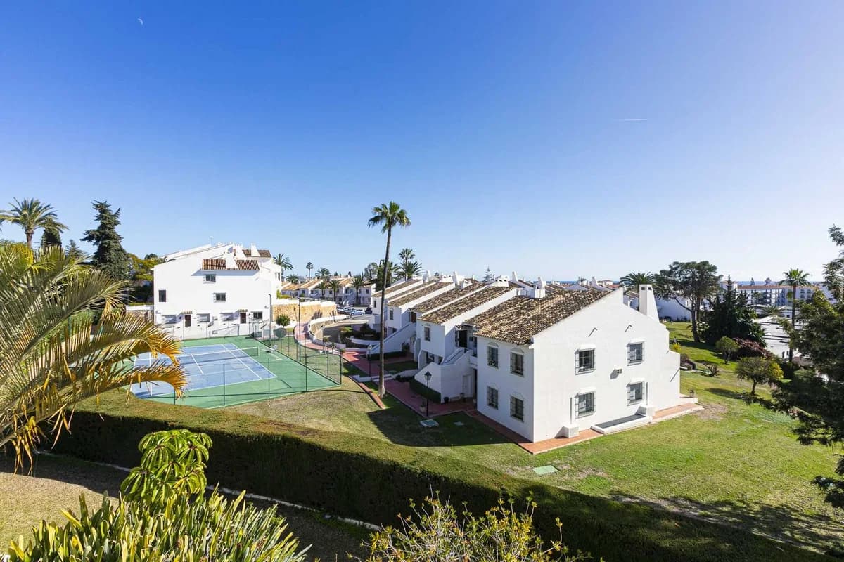 3 Bedroom Middle Floor Apartment for Sale in Nueva Andalucía, Málaga - Image 9