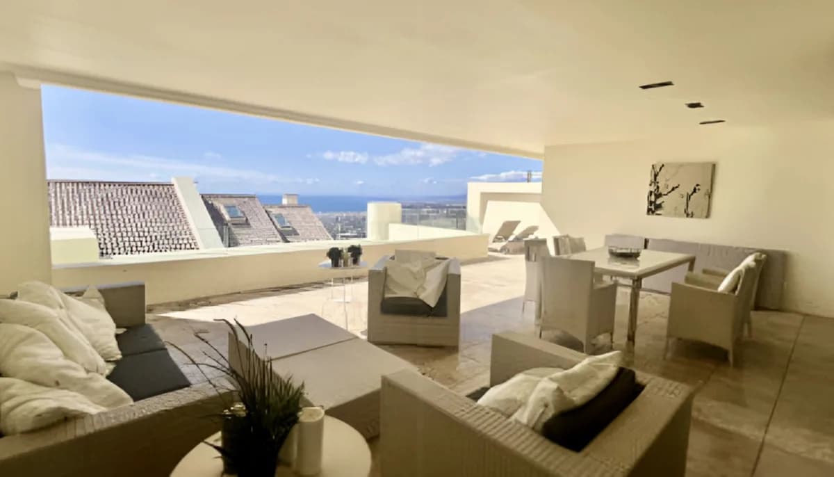 2 Bedroom Middle Floor Apartment for Sale in Altos de los Monteros, Málaga - Image 4
