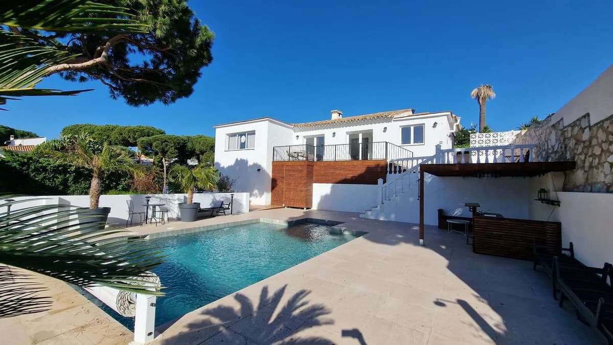 4 Bedroom Detached Villa for Sale in Calahonda, Málaga